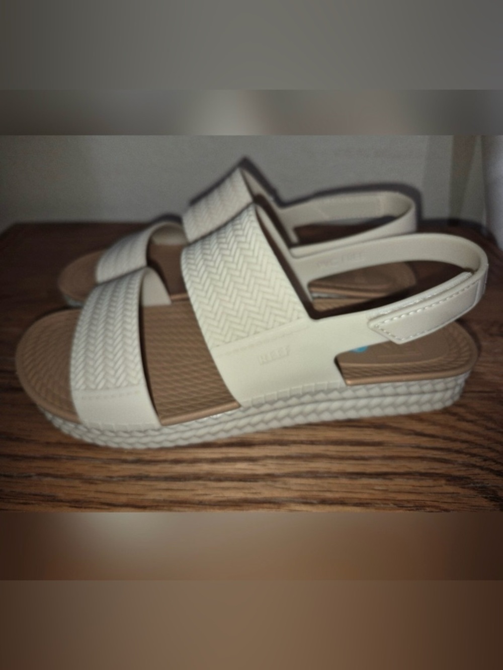 New Reef water vista Women's size 8 Velcro strap slide Sandal in white and Tan